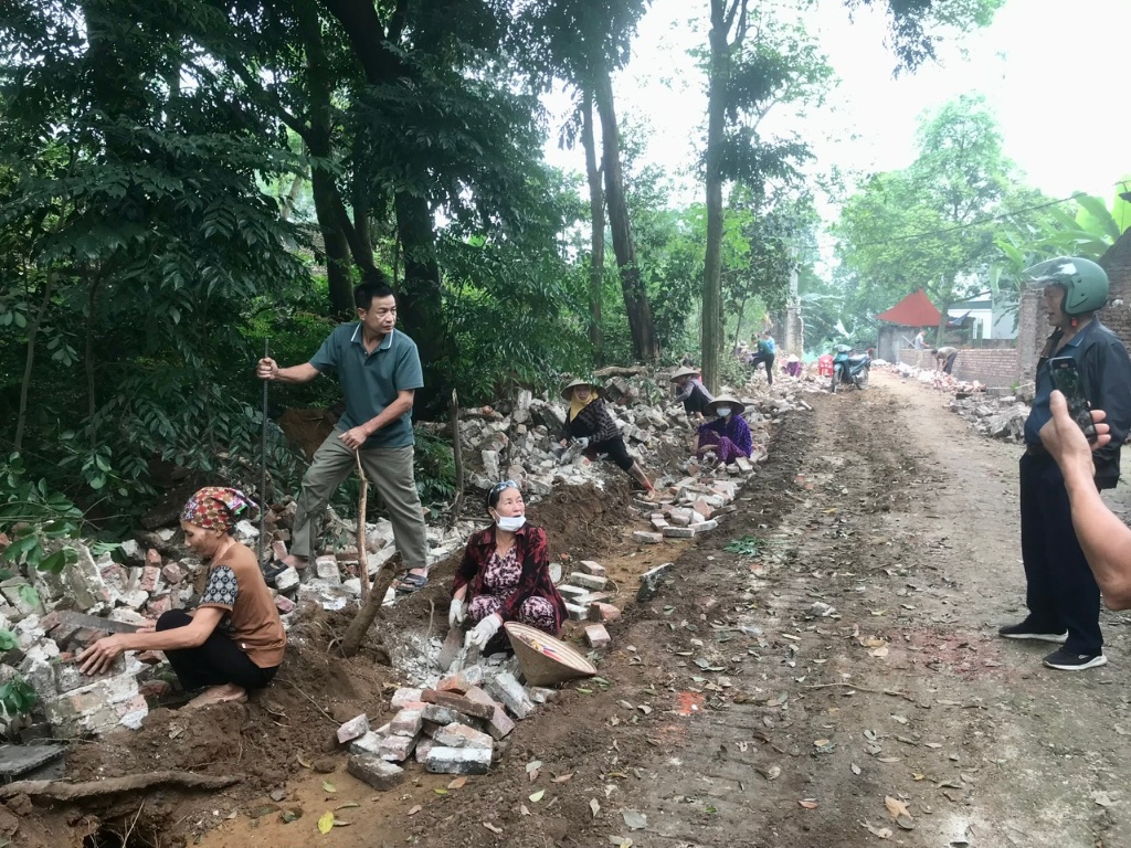 Phong trào hiến đất mở rộng đường giao thông ở Thôn Sơn Đông|https://dongtan.hiephoa.bacgiang.gov.vn/en_GB/chi-tiet-tin-tuc/-/asset_publisher/M0UUAFstbTMq/content/phong-trao-hien-at-mo-rong-uong-giao-thong-o-thon-son-ong