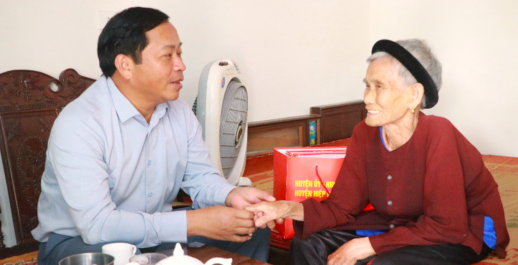 Phó Chủ tịch UBND huyện Phạm Văn Nghị thăm, tặng quà cho Thanh niên xung phong Nguyễn Thị Tam, thôn Sơn Đông, xã Đồng Tân